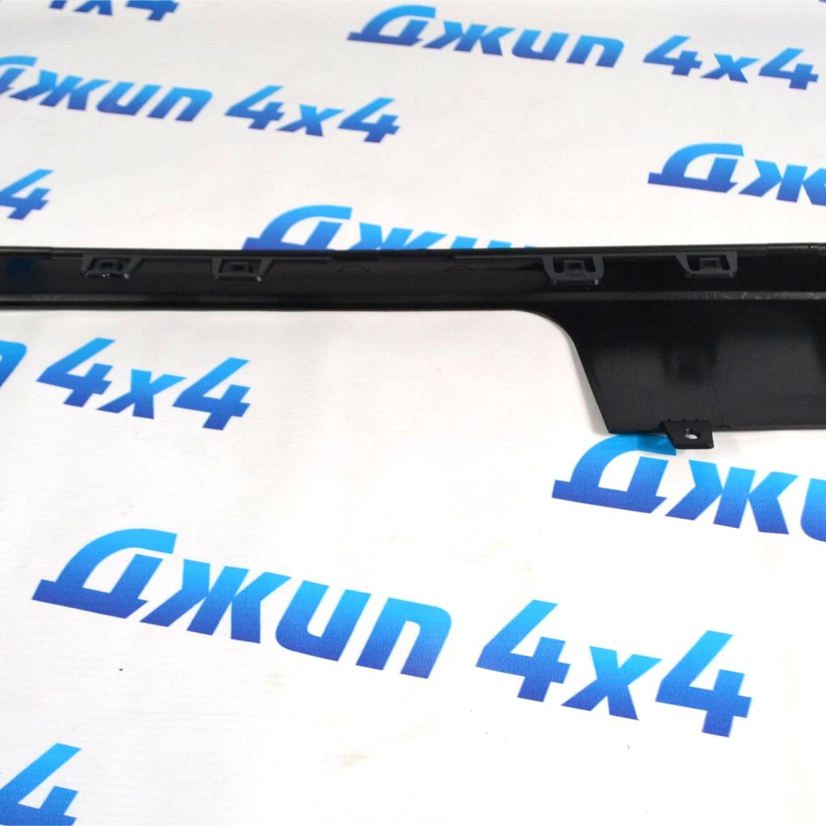 Накладка бампера заднего для электрического фаркопа Land Rover Defender L663 LR135963