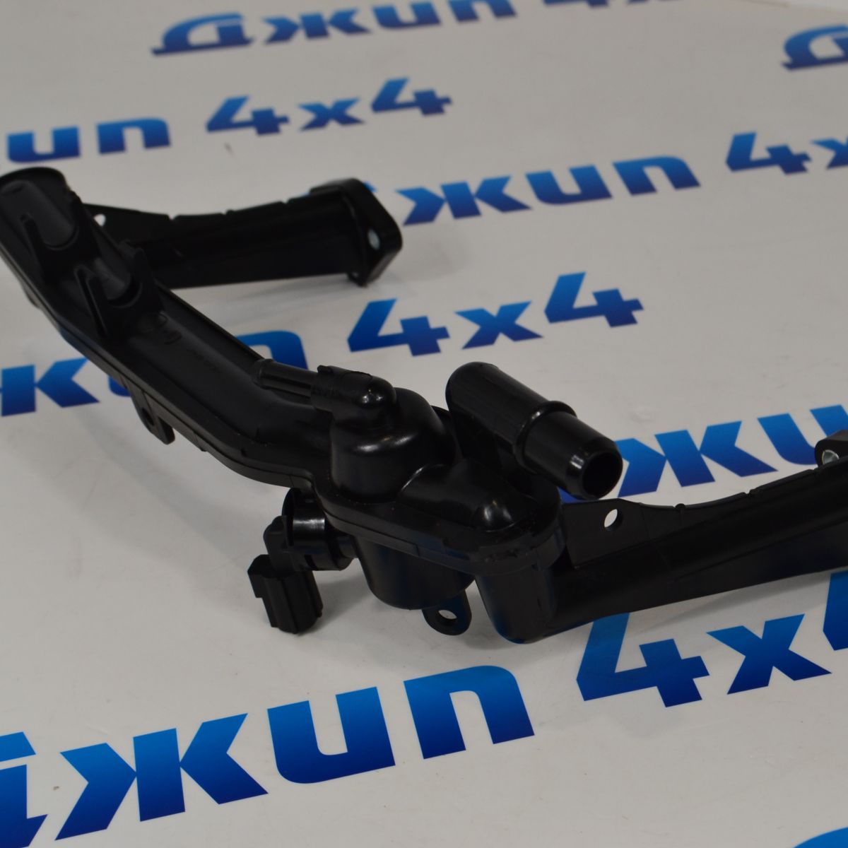 Трубка системы охлаждения между гбц Land Rover Discovery/Range Rover/Range Rover Sport V3.0SC LR109401