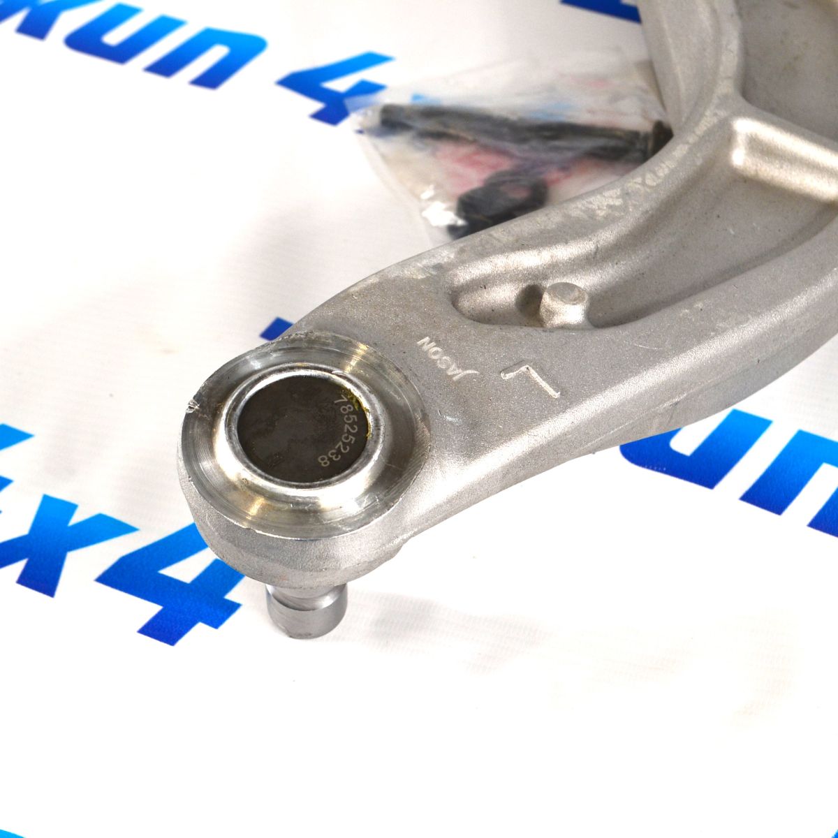 Рычаг передний нижний левый Chrysler Pacifica 05274643AA