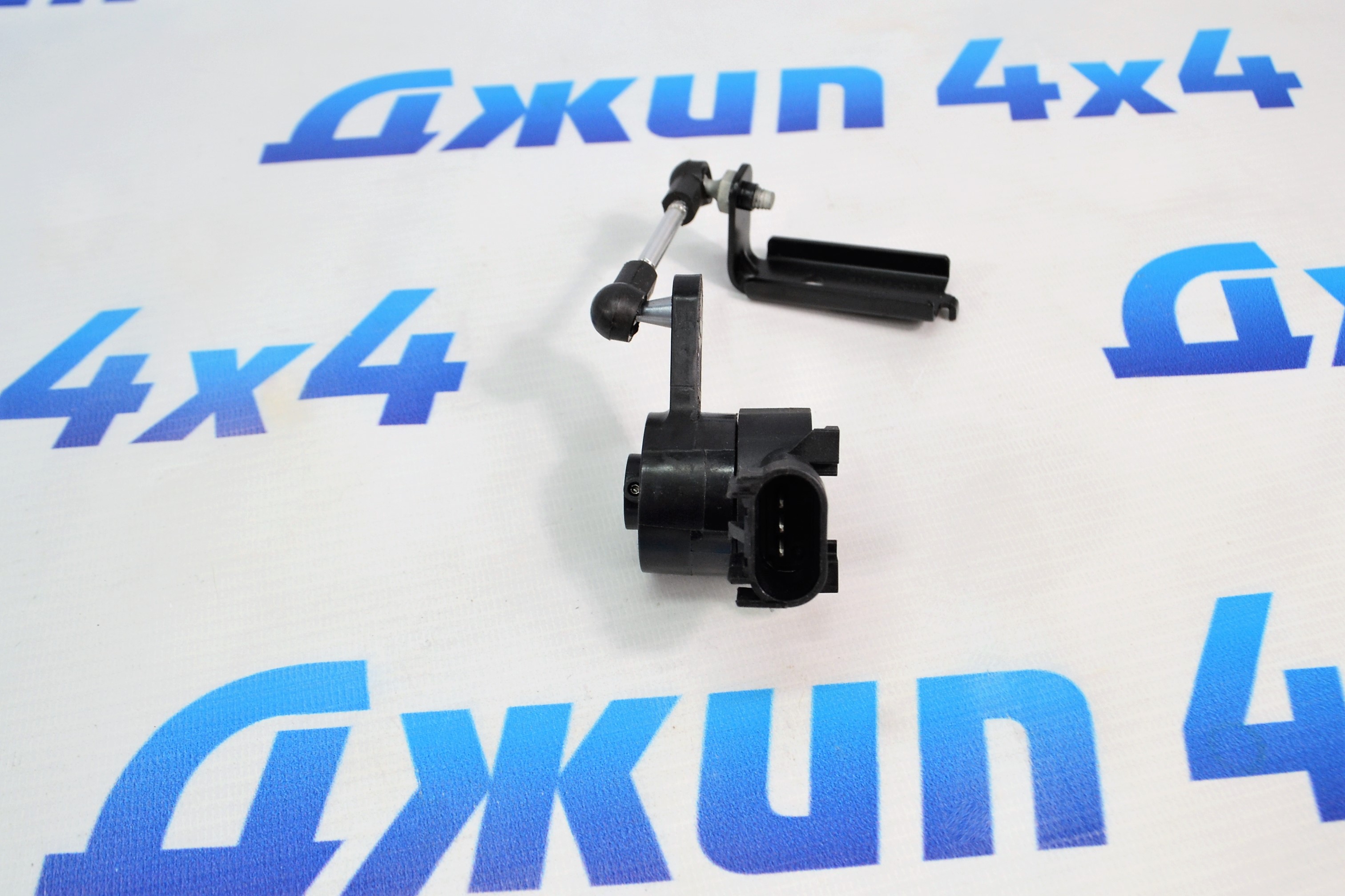 Датчик положения кузова Jeep Grand Cherokee WK2 (задний/левый) 68264613AE