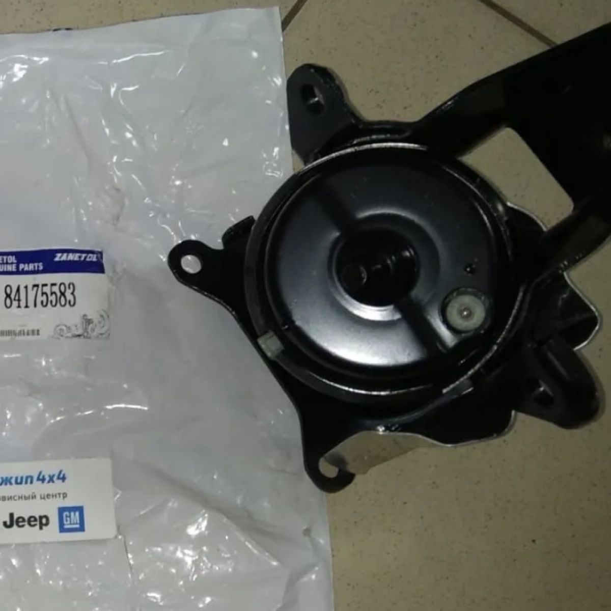 Опора двигателя Cadillac Escalade/Chevrolet Tahoe K2XX (левая) 84175583