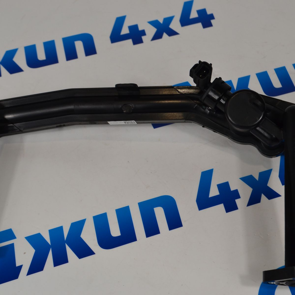 Трубка системы охлаждения между гбц Land Rover Discovery/Range Rover/Sport/Jaguar F-Pace V3.0SC LR109401