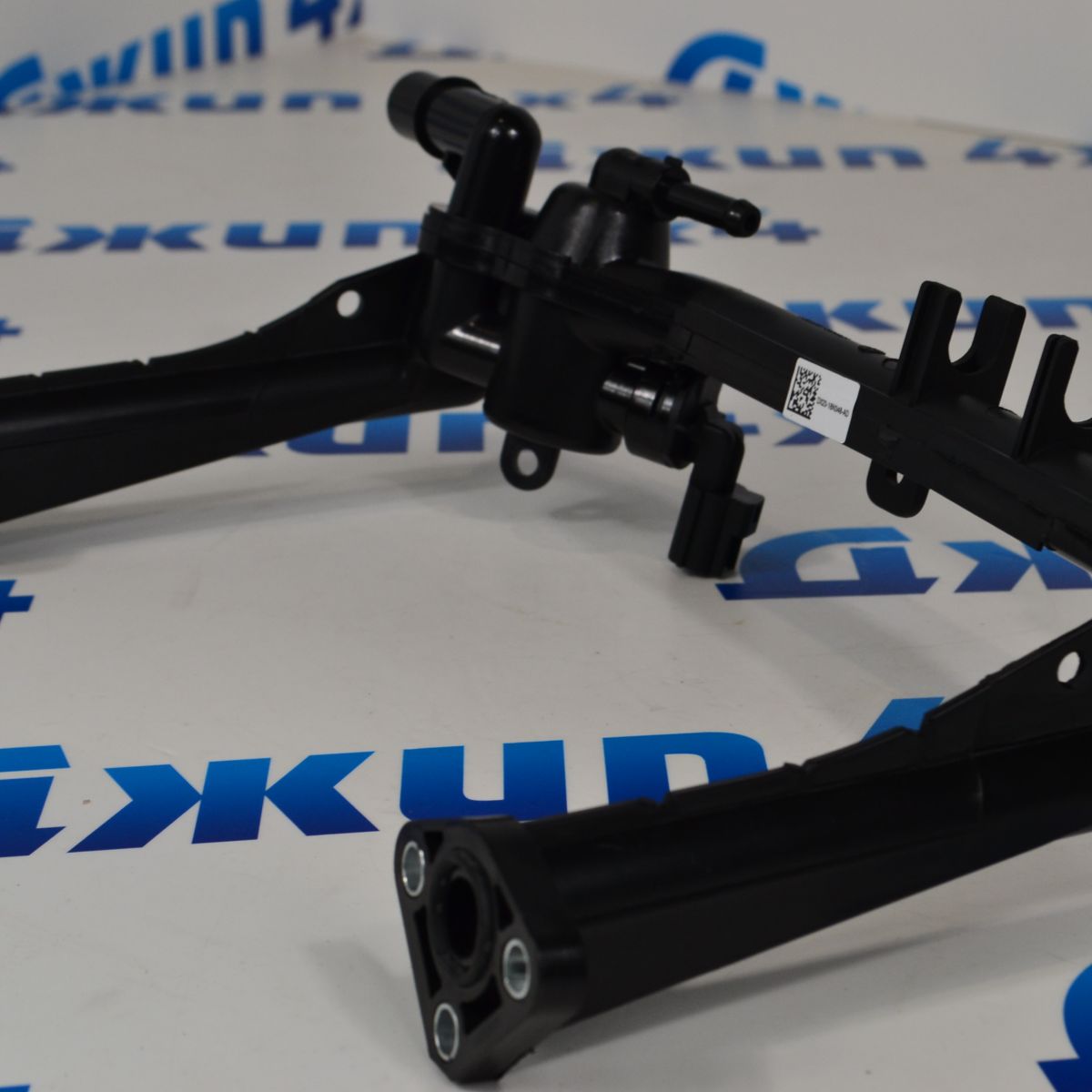Трубка системы охлаждения между гбц Land Rover Discovery/Range Rover/Sport/Jaguar F-Pace V3.0SC LR109401