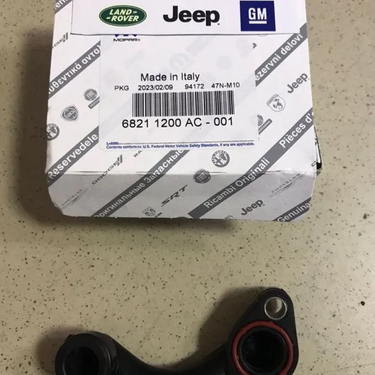 Патрубок пластиковый для помпы Jeep Grand Cherokee WK2/Dodge Ram 1500 V3.0CRD 68211200AC