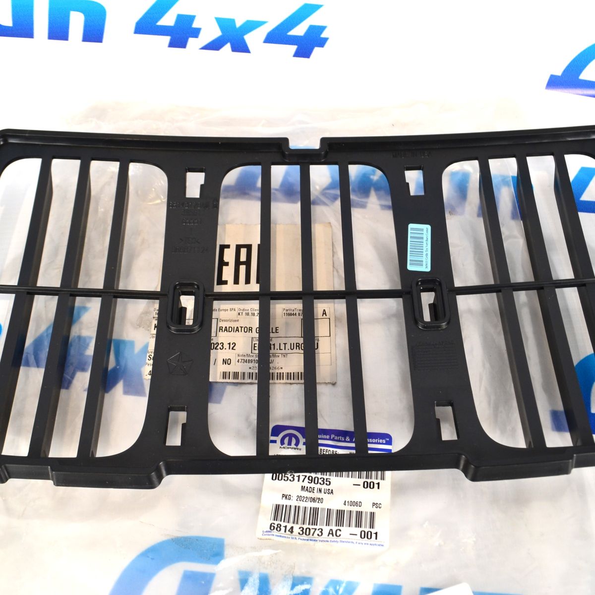 Решетка радиатора Jeep Grand Cherokee WK2 68143073AC