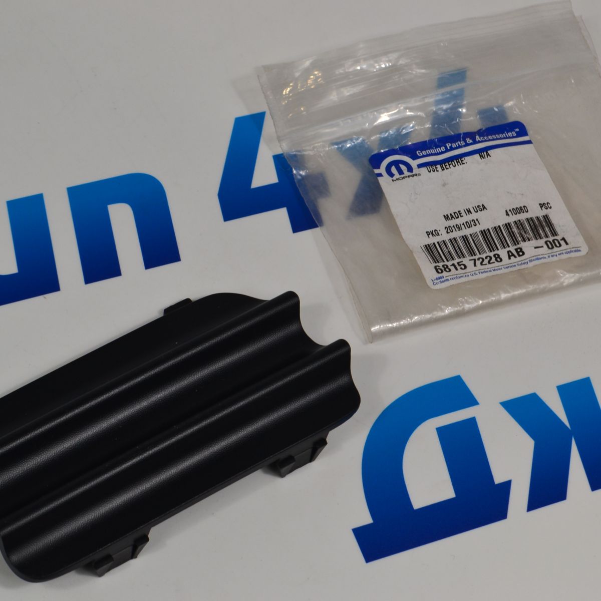 Заглушка крюка буксировочного правого Jeep Grand Cherokee WK2 68157228AB