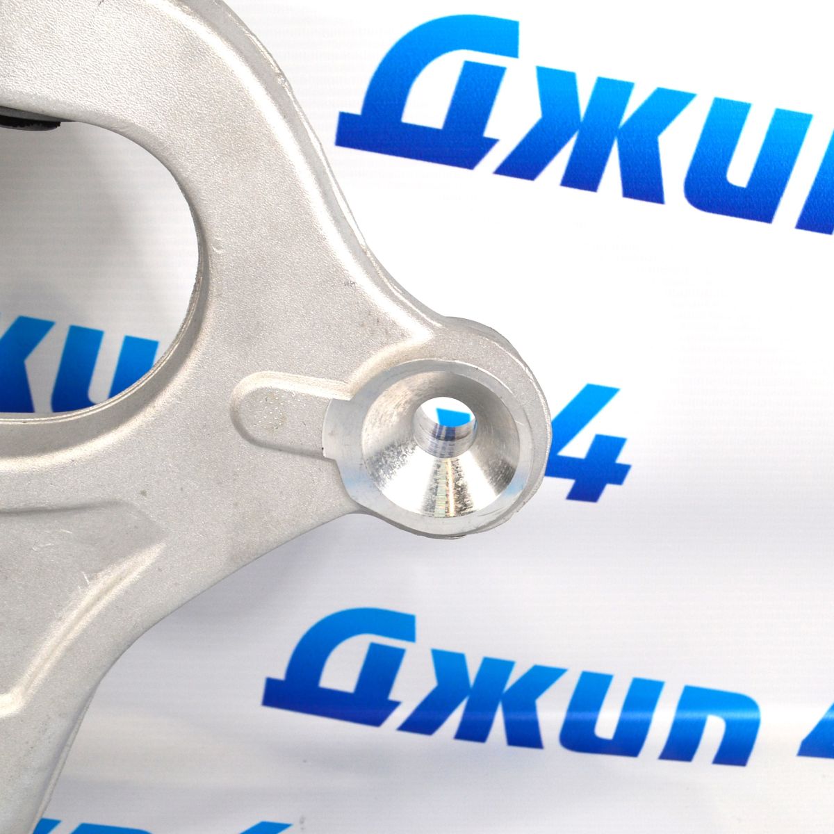 Рычаг задний нижний Jeep Grand Cherokee WK2 (правый) 52124810AA