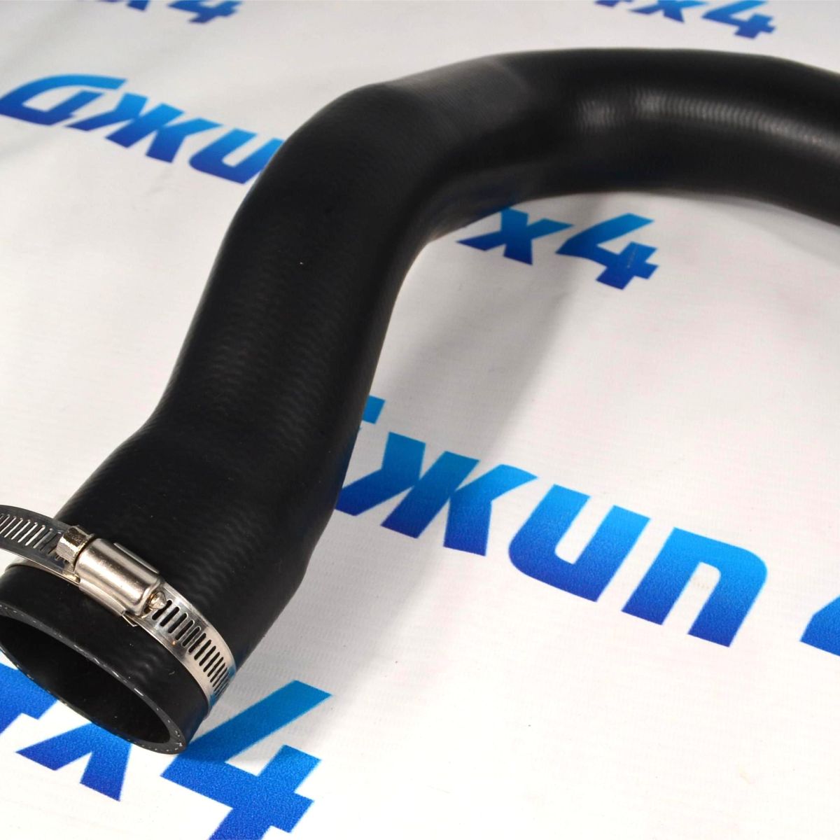 Патрубок интеркуллера Land Rover Discovery Sport/Range Rover Evoque V2.2TD (нижний/правый) LR066436