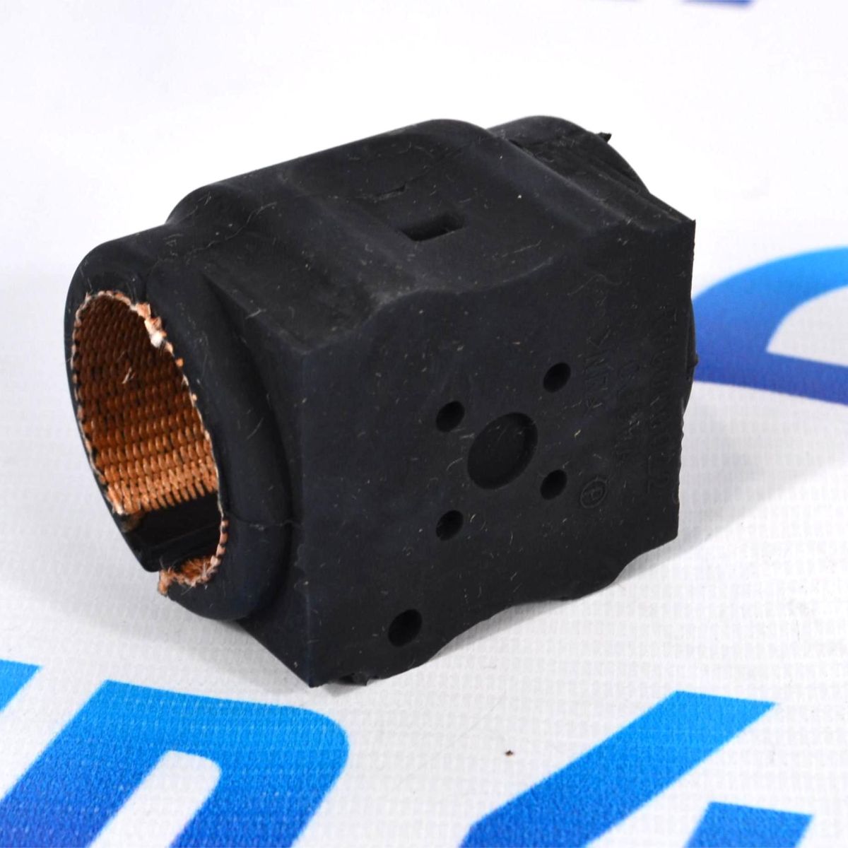 Втулка заднего стабилизатора Range Rover Sport L320 RVU000021