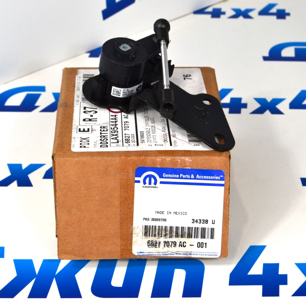 Датчик уровня задней пневмоподвески Dodge Ram 1500 DT (левый) 68277079AC