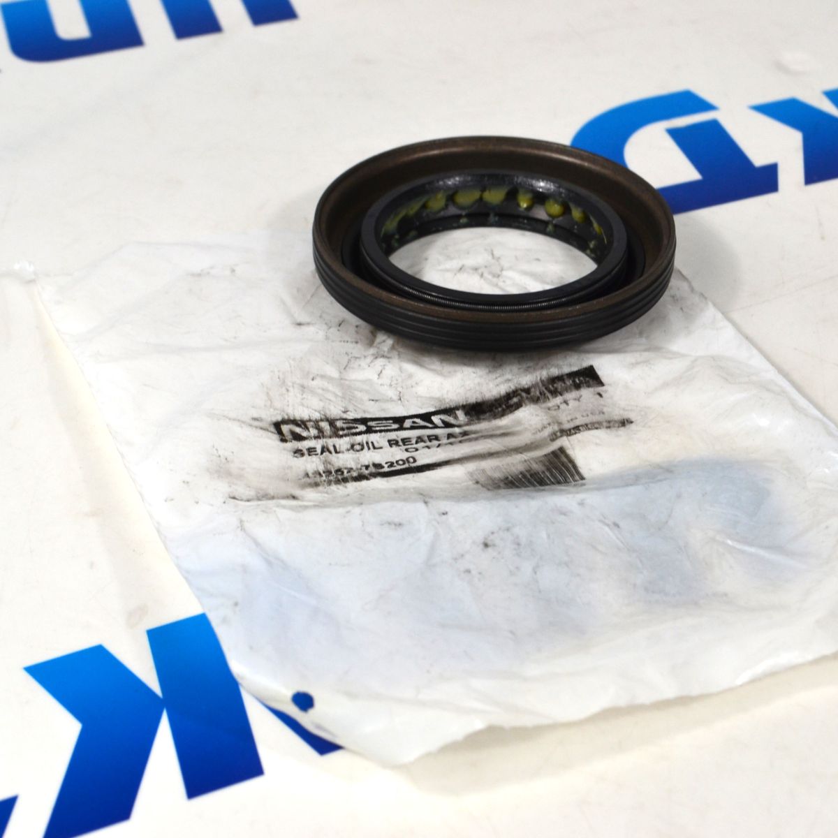 Сальник задней полуоси Jeep Wrangler JK 43252-7S200