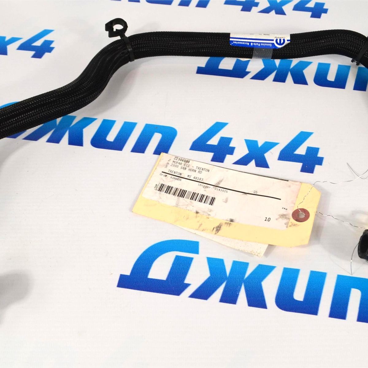 Патрубок от помпы до теплообменика Jeep Grand Cherokee WK2 SRT8 V6.4 Hemi 68602449AA