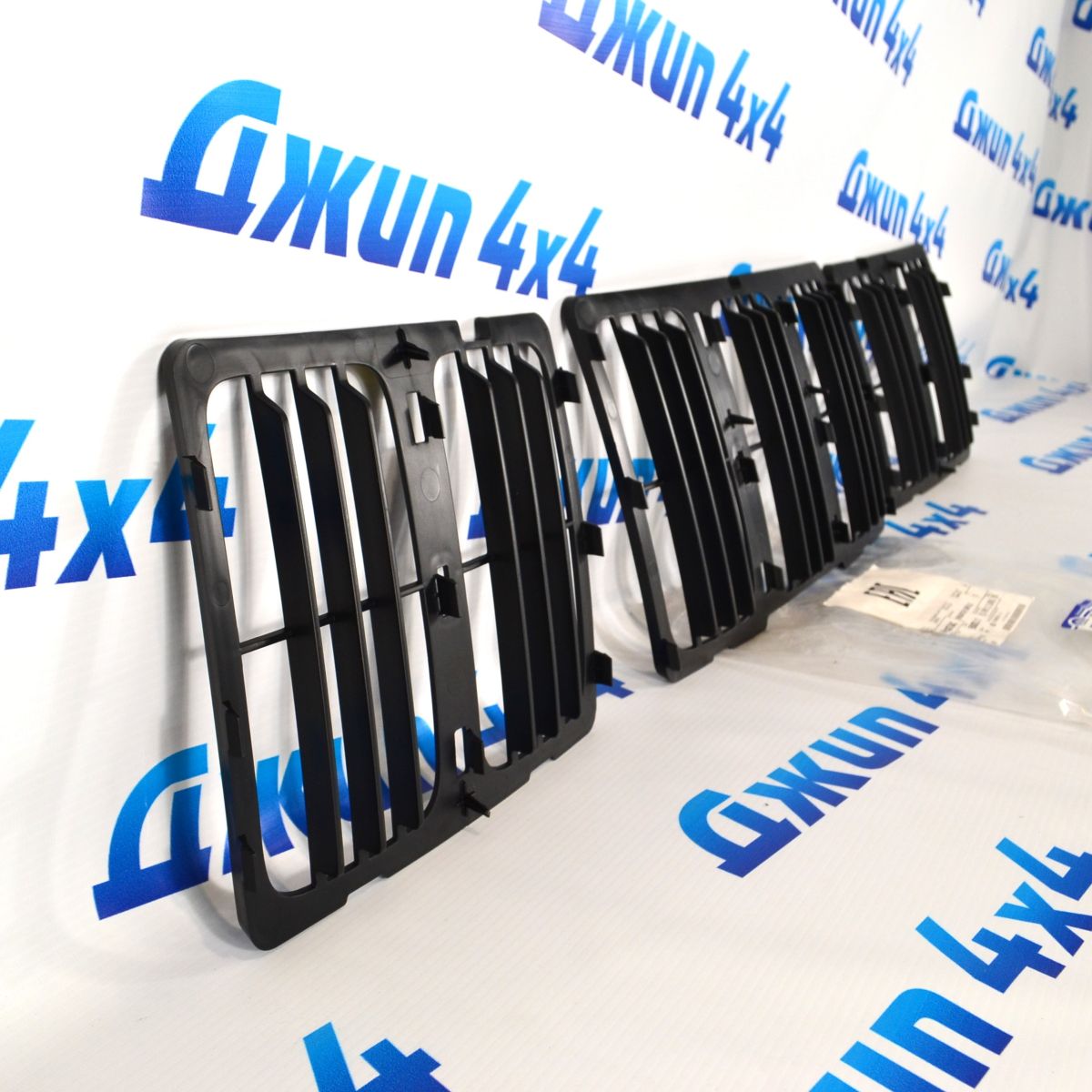 Решетка радиатора Jeep Grand Cherokee WK2 68143073AC