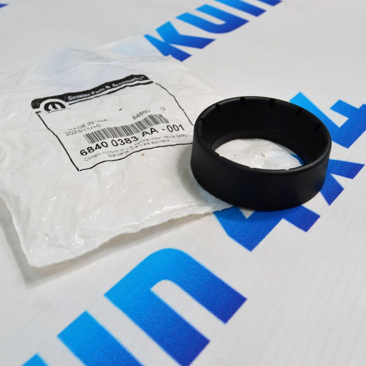 Втулка полуоси передней чёрная Jeep Wrangler JL 68400383AA
