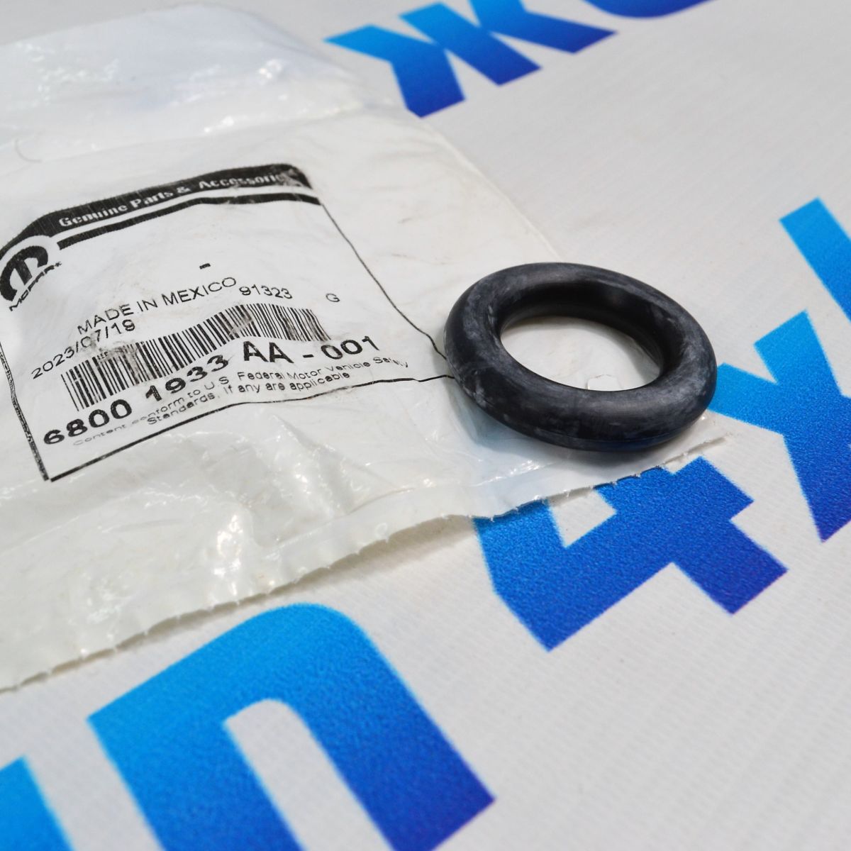 Кольцо уплотнительное фланца раздатки на задний карданный вал Jeep Grand Cherokee WK2 68001933AA