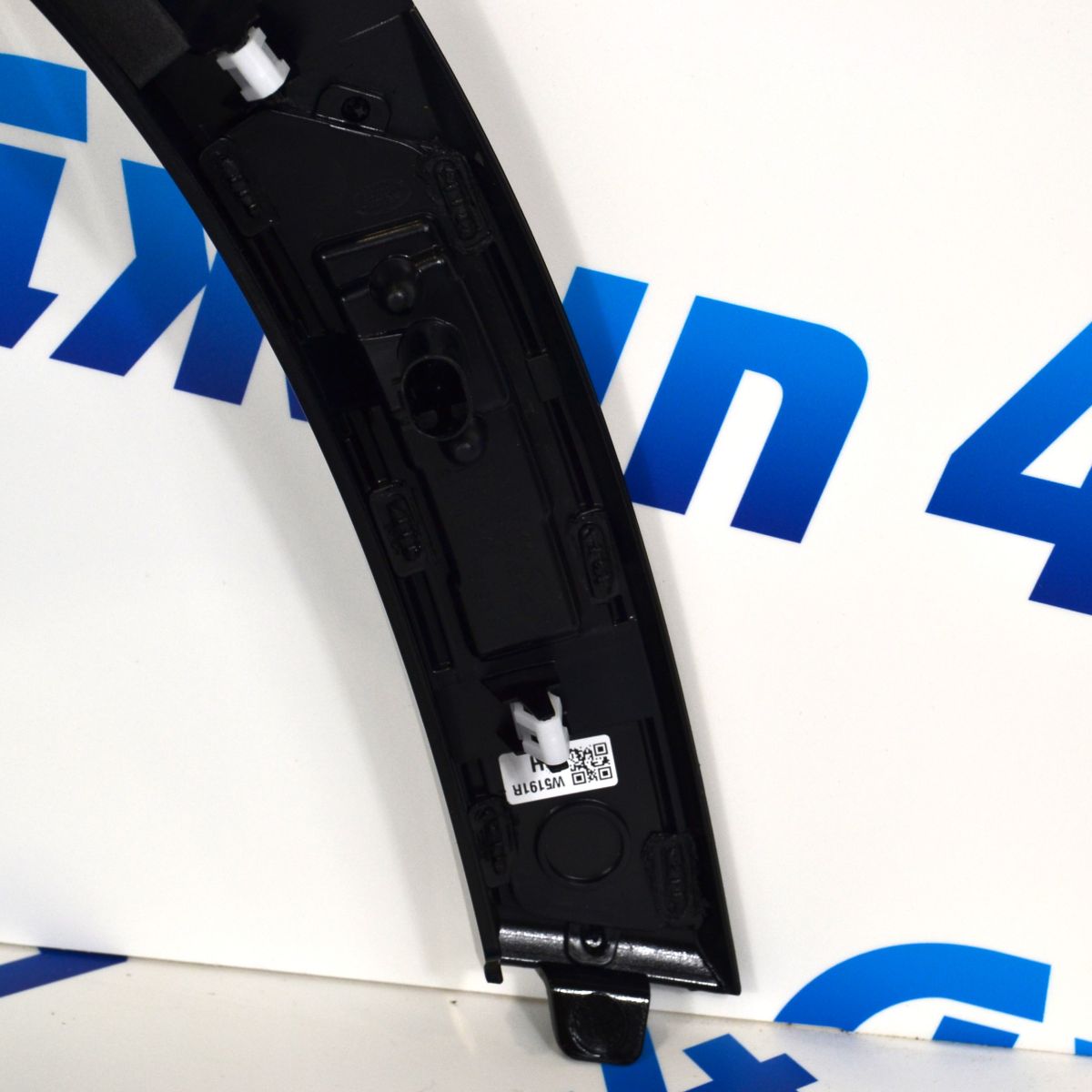 Накладка задней колёсной арки Land Rover Defender L663 (правая) LR130572