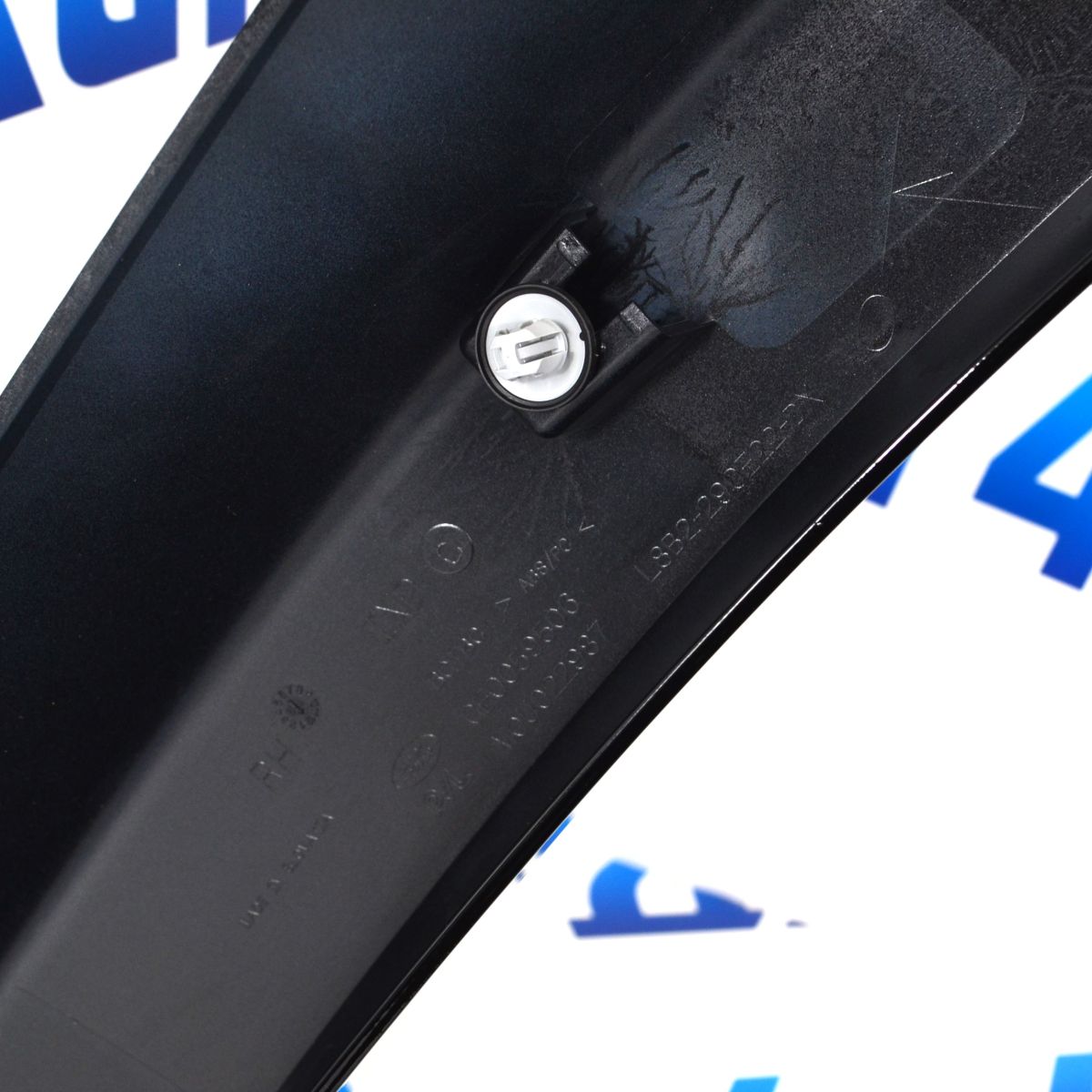 Накладка задней колёсной арки Land Rover Defender L663 (правая) LR130572