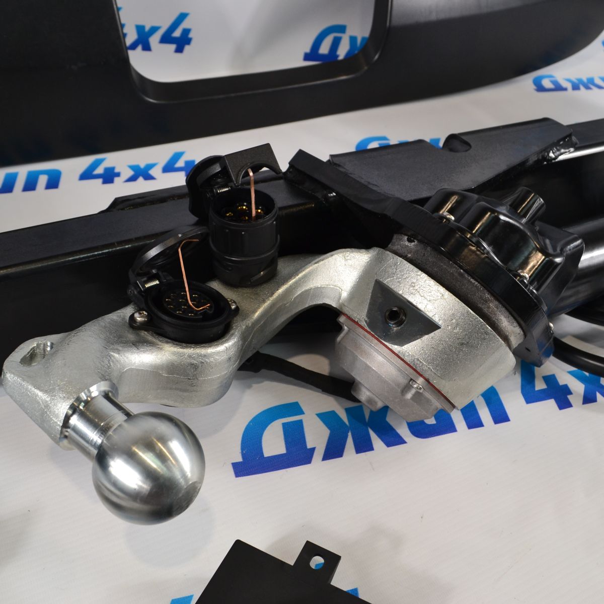 Выдвижной электрический фаркоп Land Rover Discovery 5 VPLRT0171