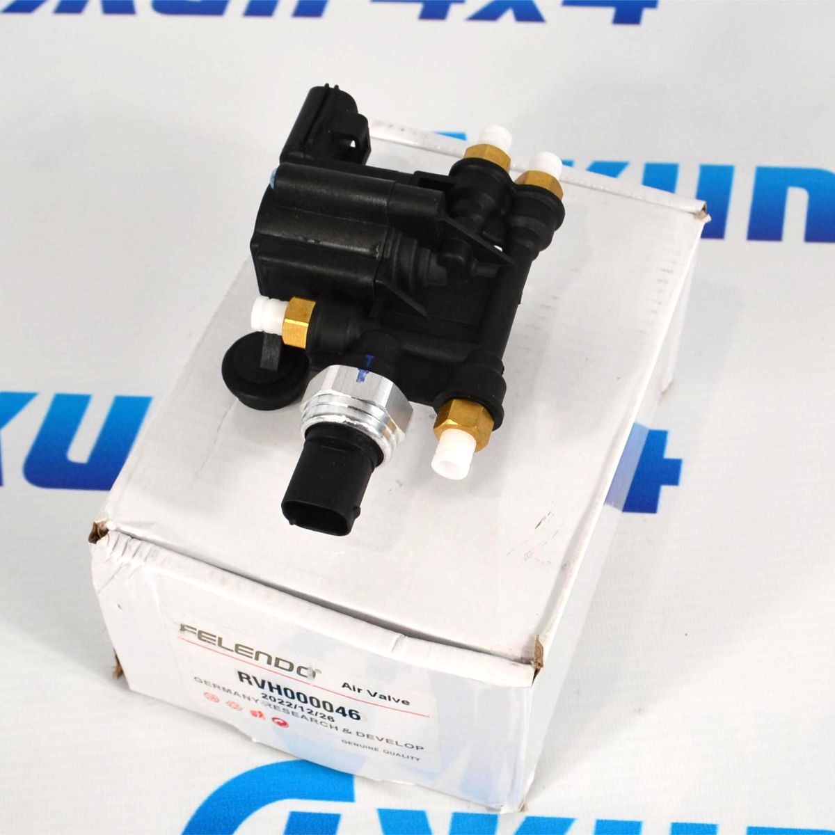 Блок клапанов пневмоподвески центральный Land Rover Doscovery L319/Range Rover Sport L320 RVH000046