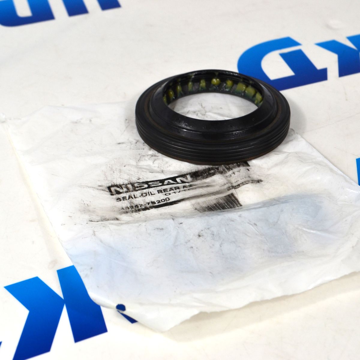 Сальник задней полуоси Jeep Wrangler JK 43252-7S200